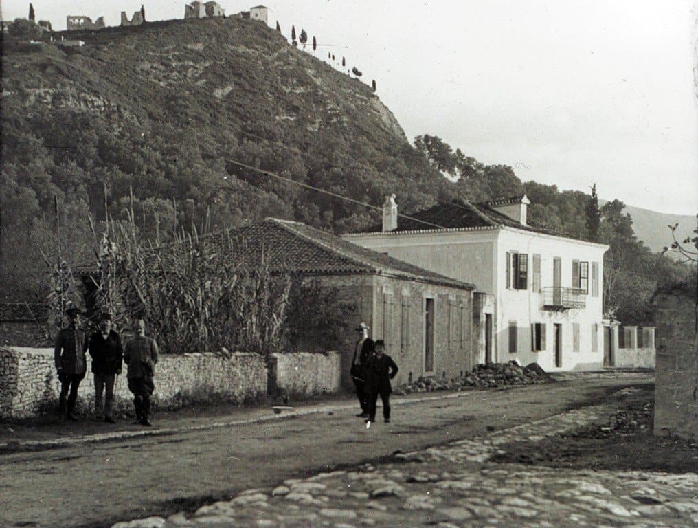 The road from Vlore down to the port