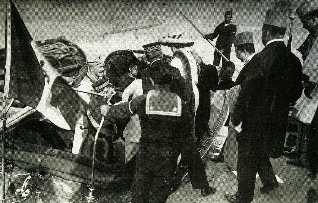 Prince Wilhelm of Wied boards a launch to leave Durrës
