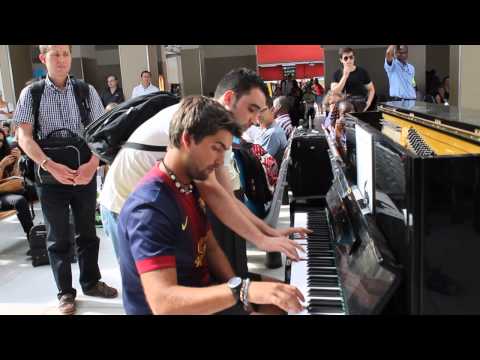 Subway Pianist - Crowd Joins