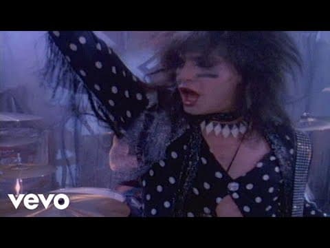 Mötley Crüe - Smokin In The Boys Room