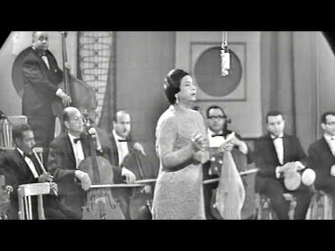 Umm Kulthum sings Fat El Maad at Cairo University