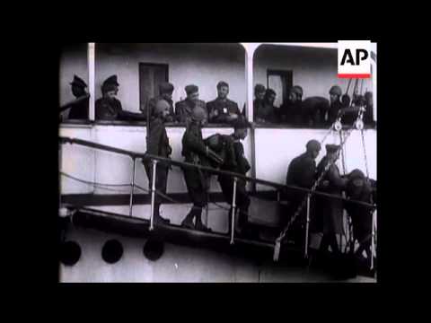 Italian troops land at Durres