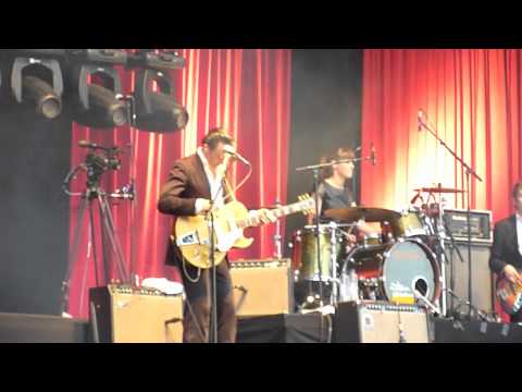 Daan - "Fuzzy" live (2010)