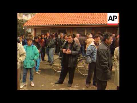 Savers besiege the banks in Tirana