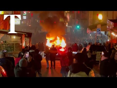 Crowd smashes and burns a driverless taxi in Chinatown