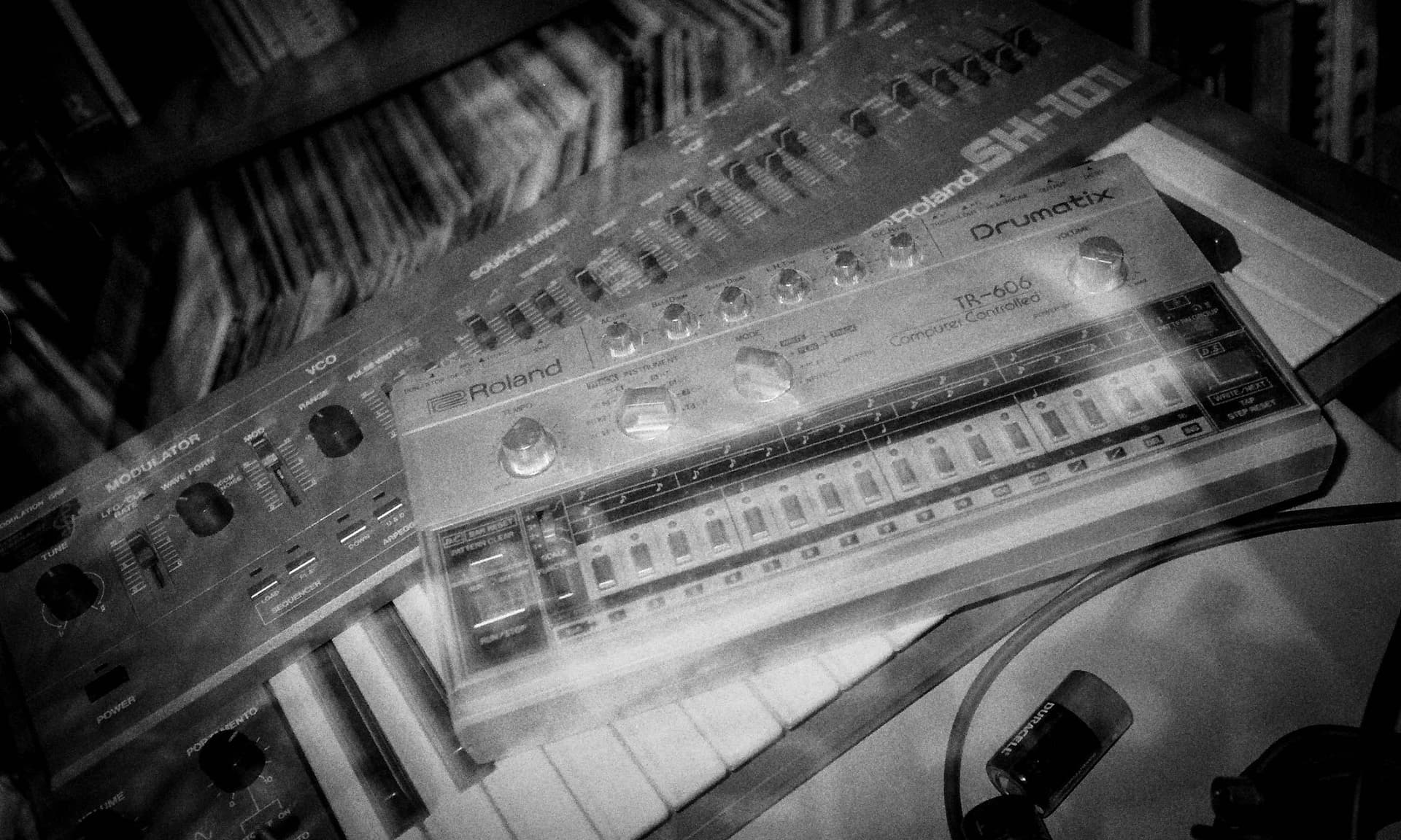 Roland SH-101 photograph