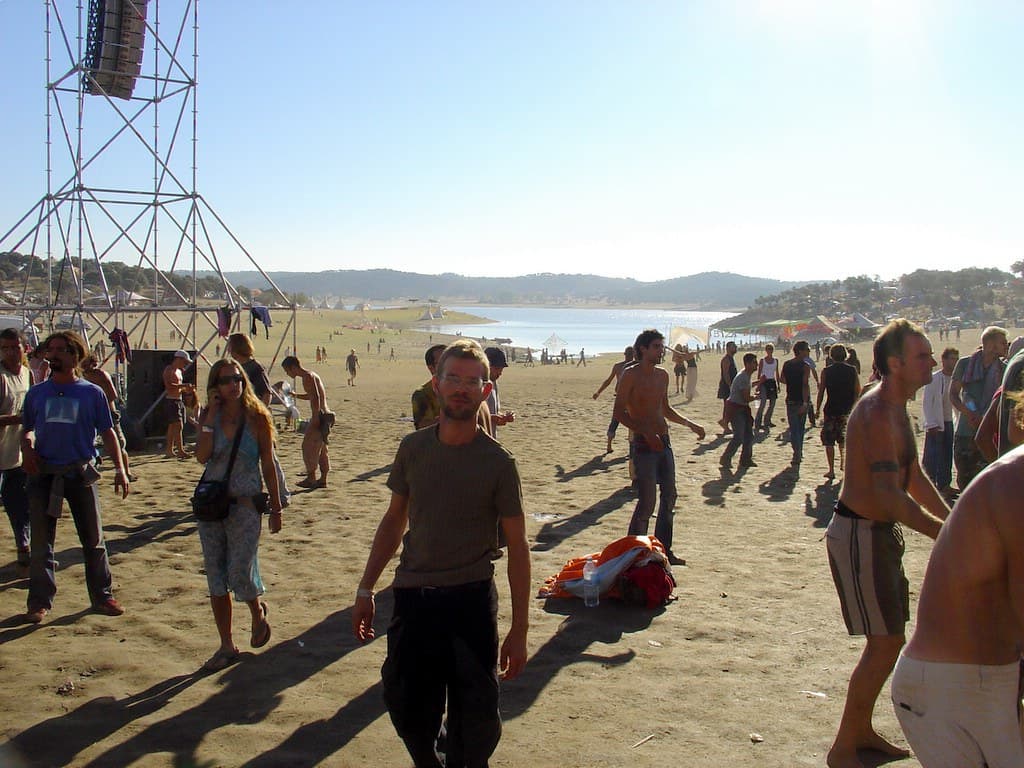 Main dancefloor grooving, Boom 2004