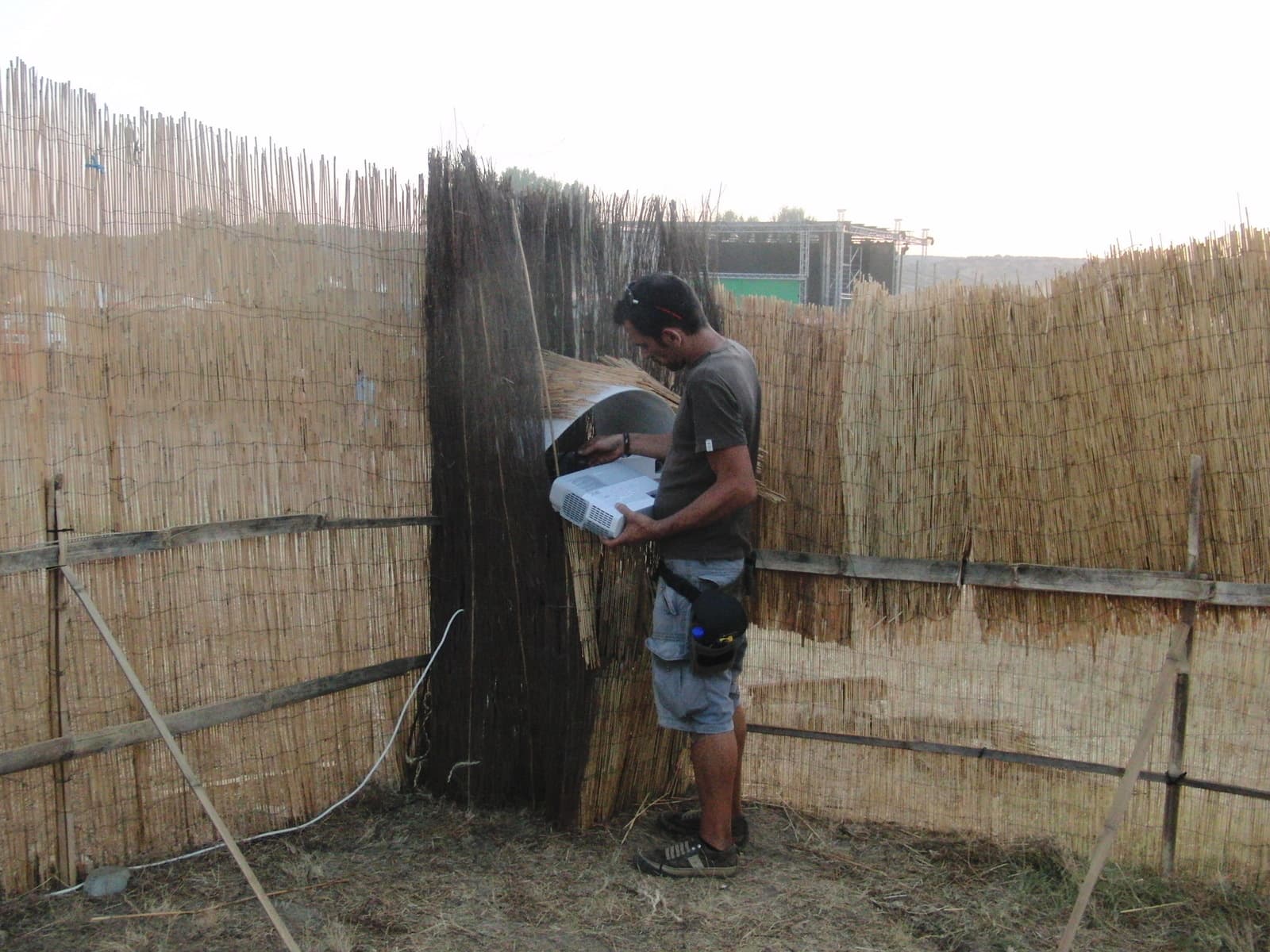 Fixing reed screening to a fence line, Boom 2010