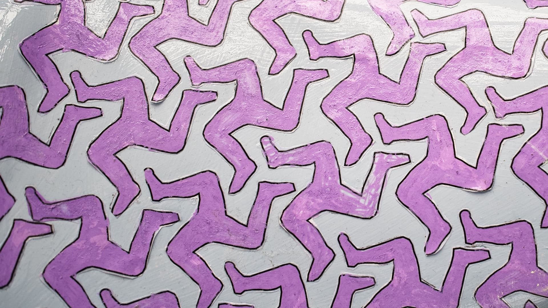 Violet triskelions on the "Goll-twoaie (Rainbow)" dolphin