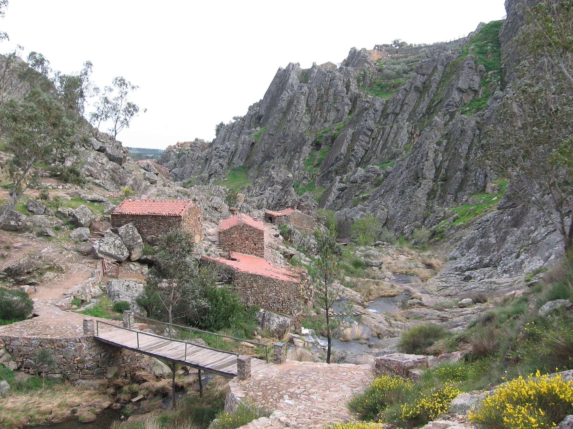 Quartzite ridge above the Ponsul valley