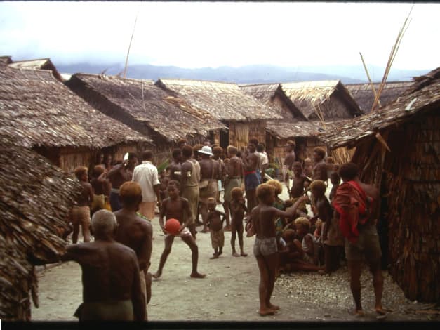 Men, women and children in the mixed quarter of Foueda