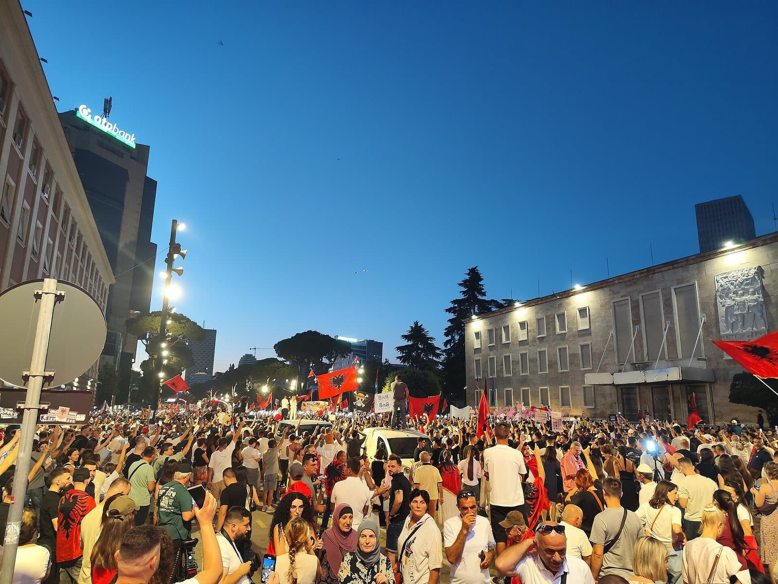 Protesters fill Boulevard Dëshmorët e Kombit