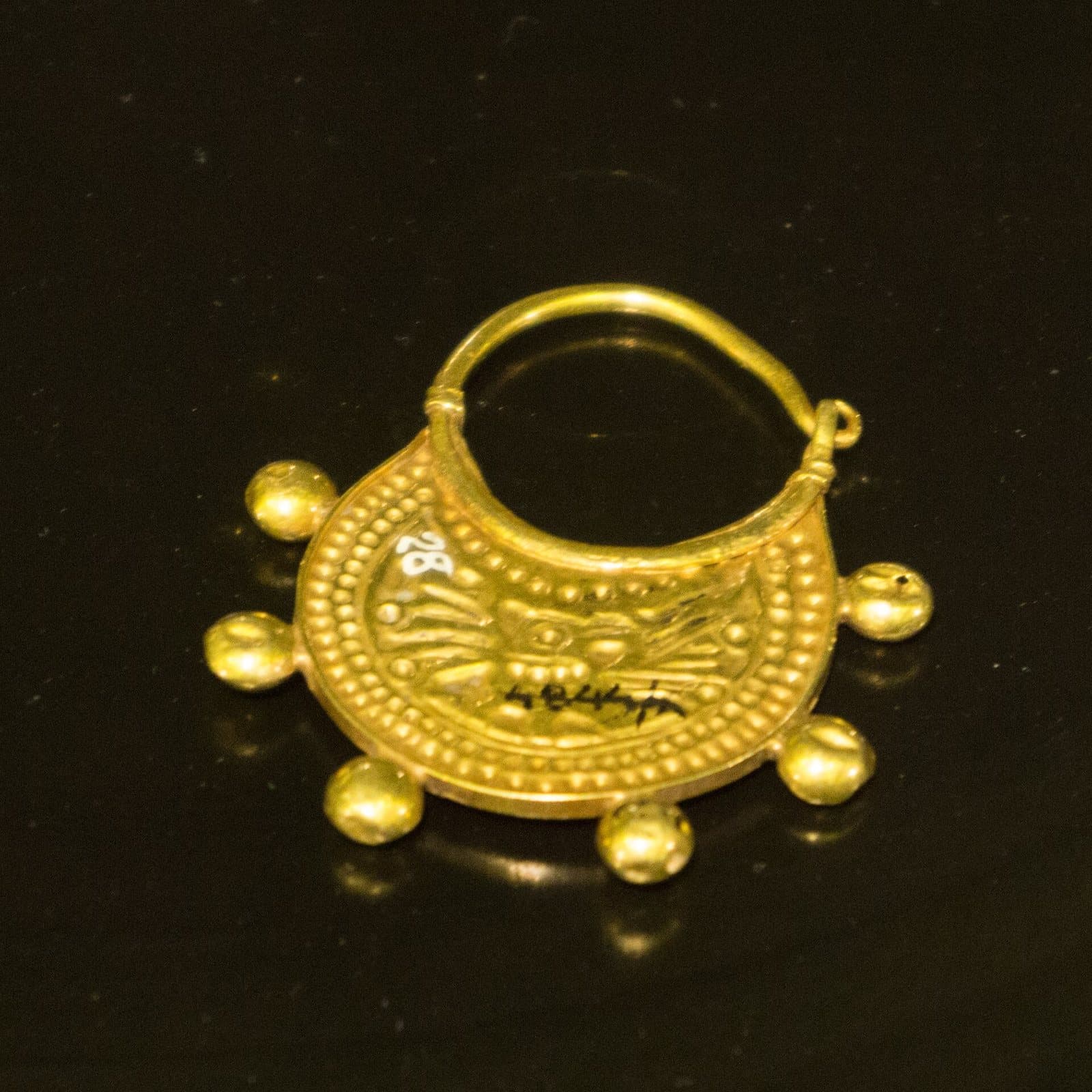 Half-moon earring from Shtish-Tufina