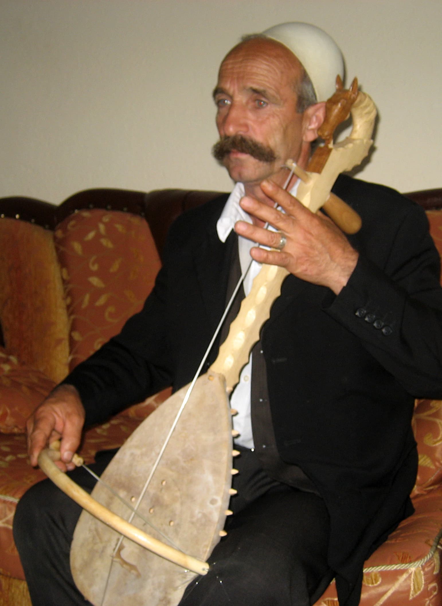 Isë Elezi, lahutar from Rugova