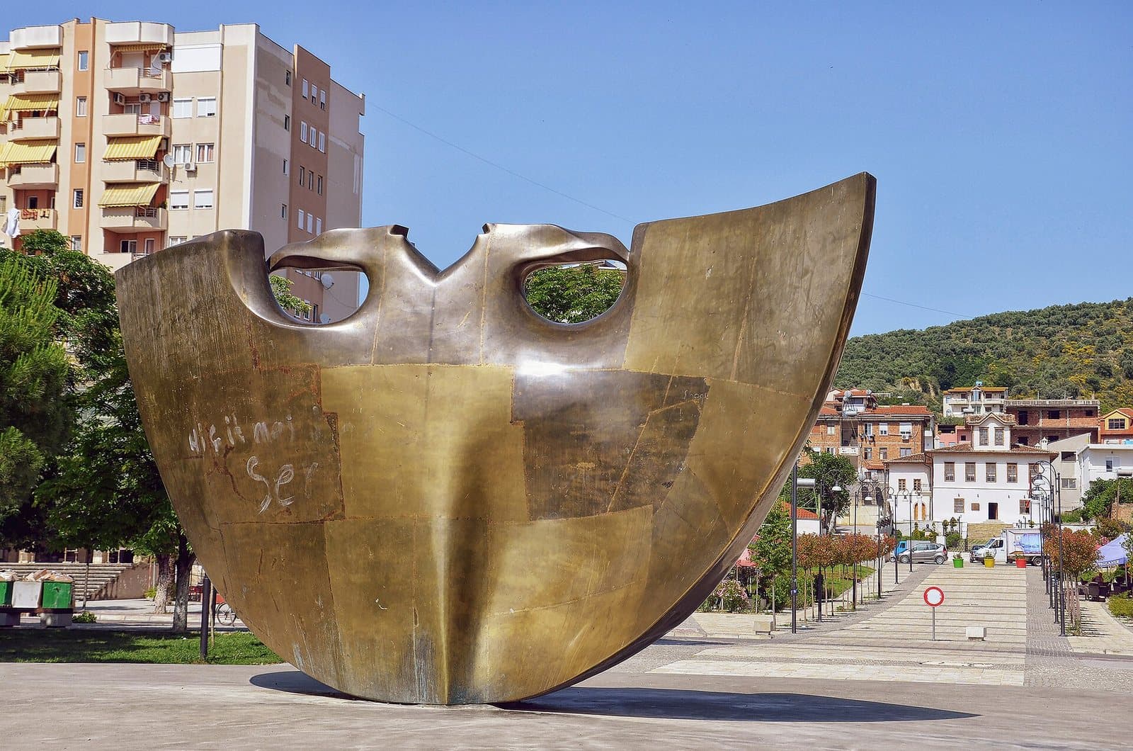 Shqiponja monument, Lushnje