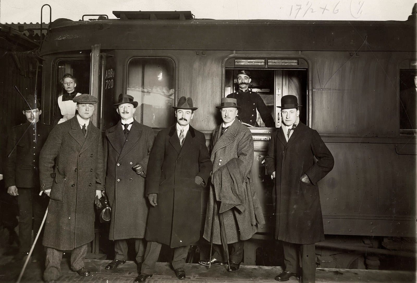 Dutch officers leave Utrecht for Albania