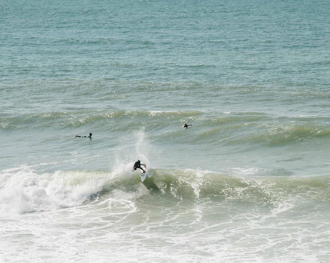 On a knife 🔪 @boardculturesurf 📷 @zacwhiteee