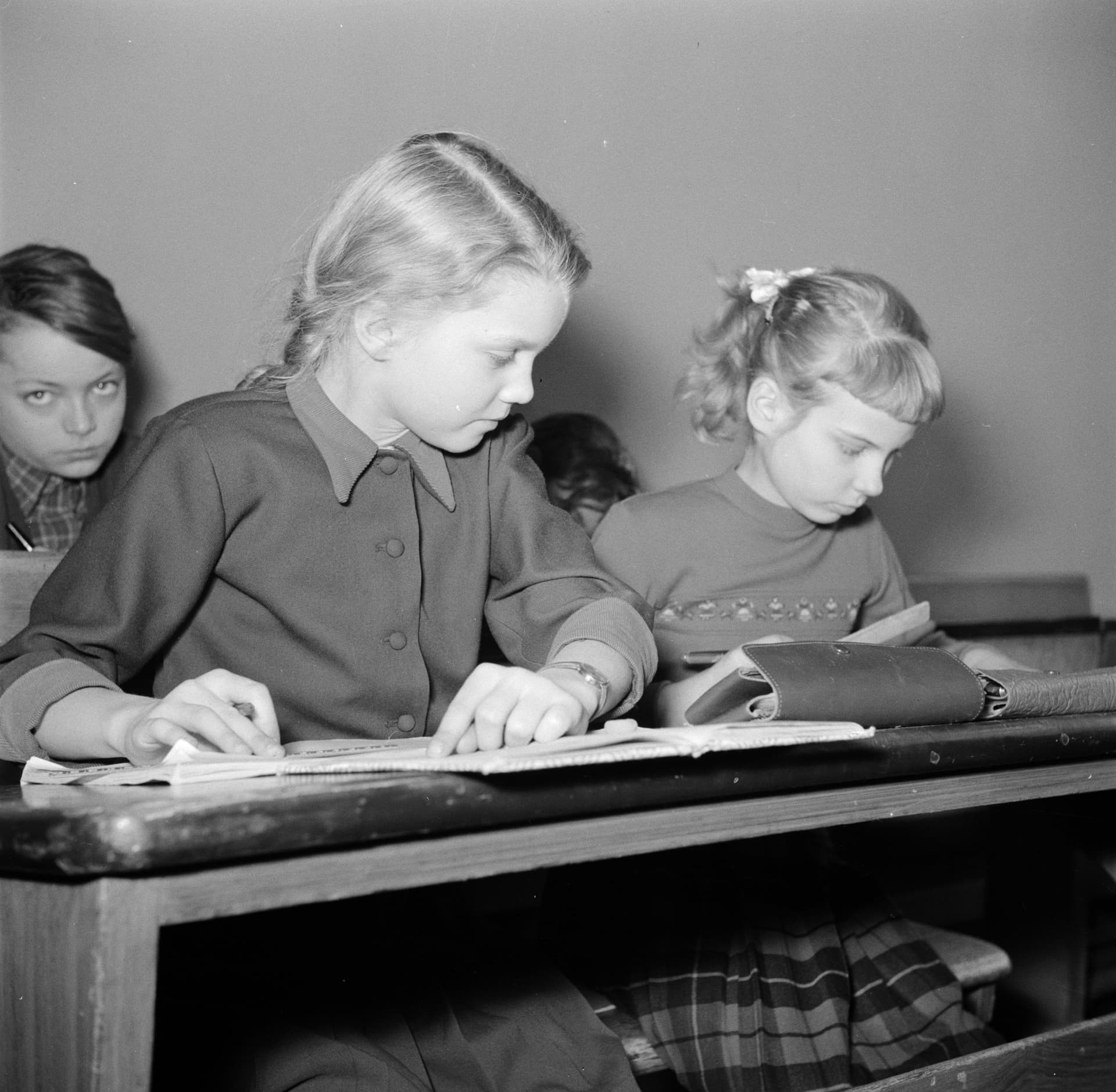 Kinderen krijgen onderwijs in de school van het koninklijk Deens ballet, Bestanddeelnr 252-9221
