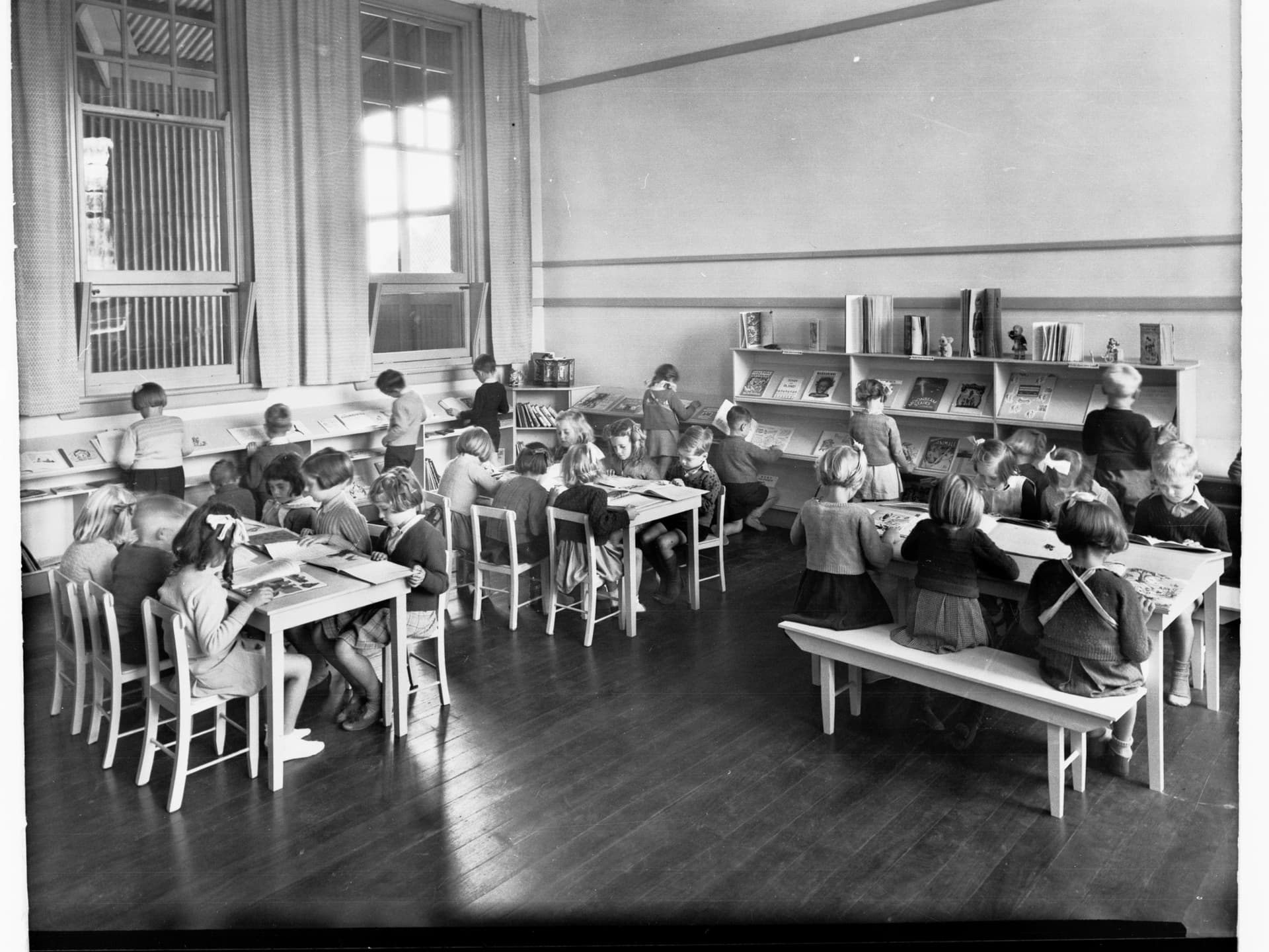 Small Children in Library Sitting at Tables(GN08843)