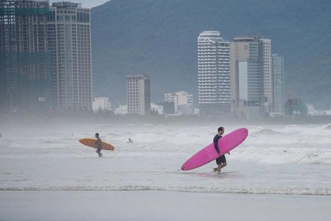 After the tropical storm yesterday; everyone is ready to surf! (2 of 3)