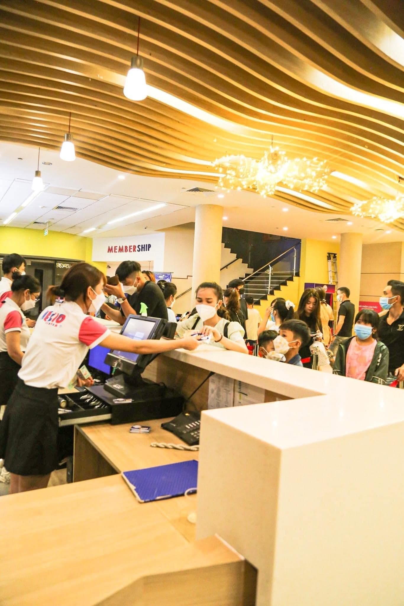 NHÀ PHAO SIÊU TO KHỔNG LỒ vừa xuất hiện đã cực thu hút khách tại Helio (2 of 8)