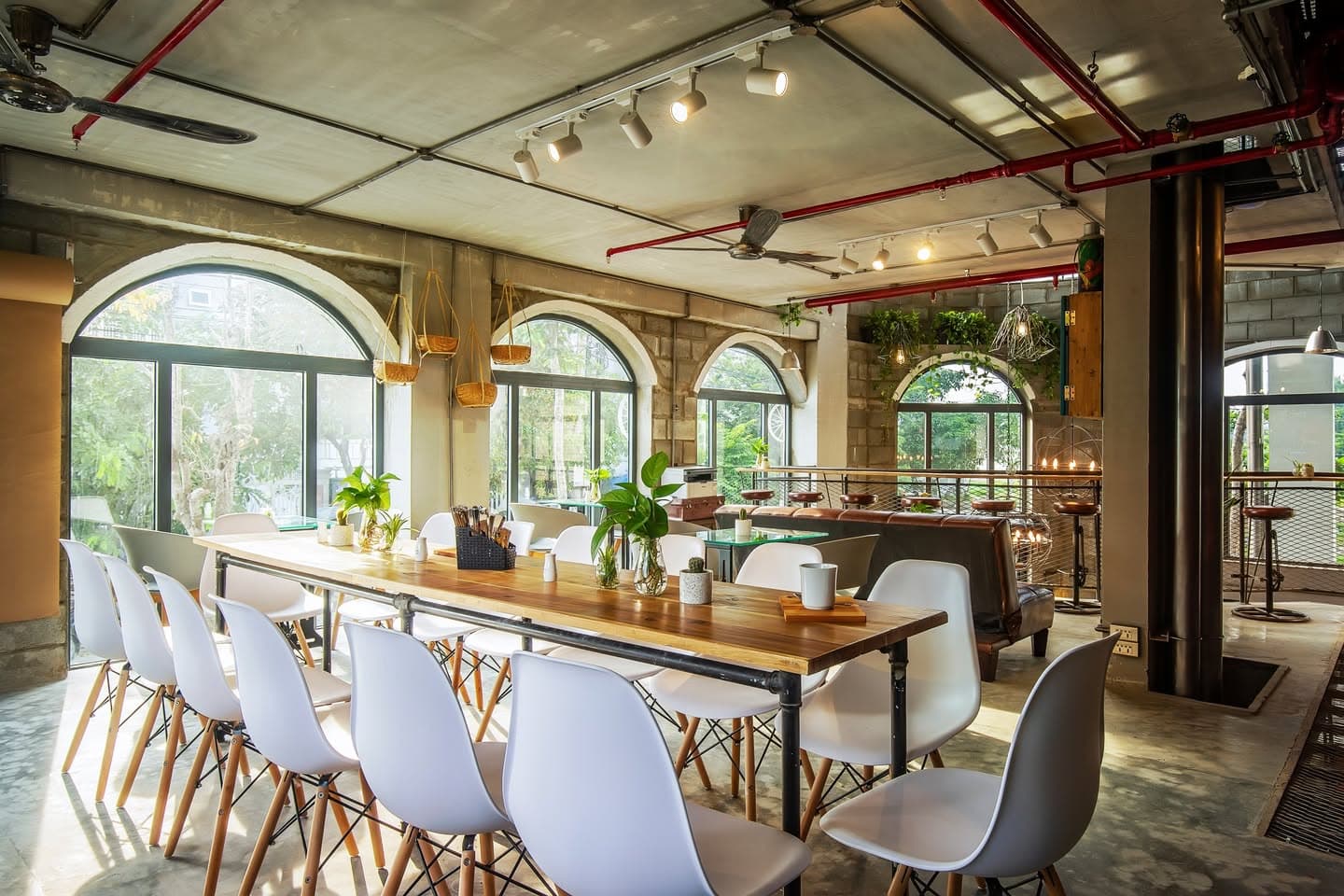 BRIDGES DANANG CO WORKING SPACE provides workspace for individuals, or (7 of 9)