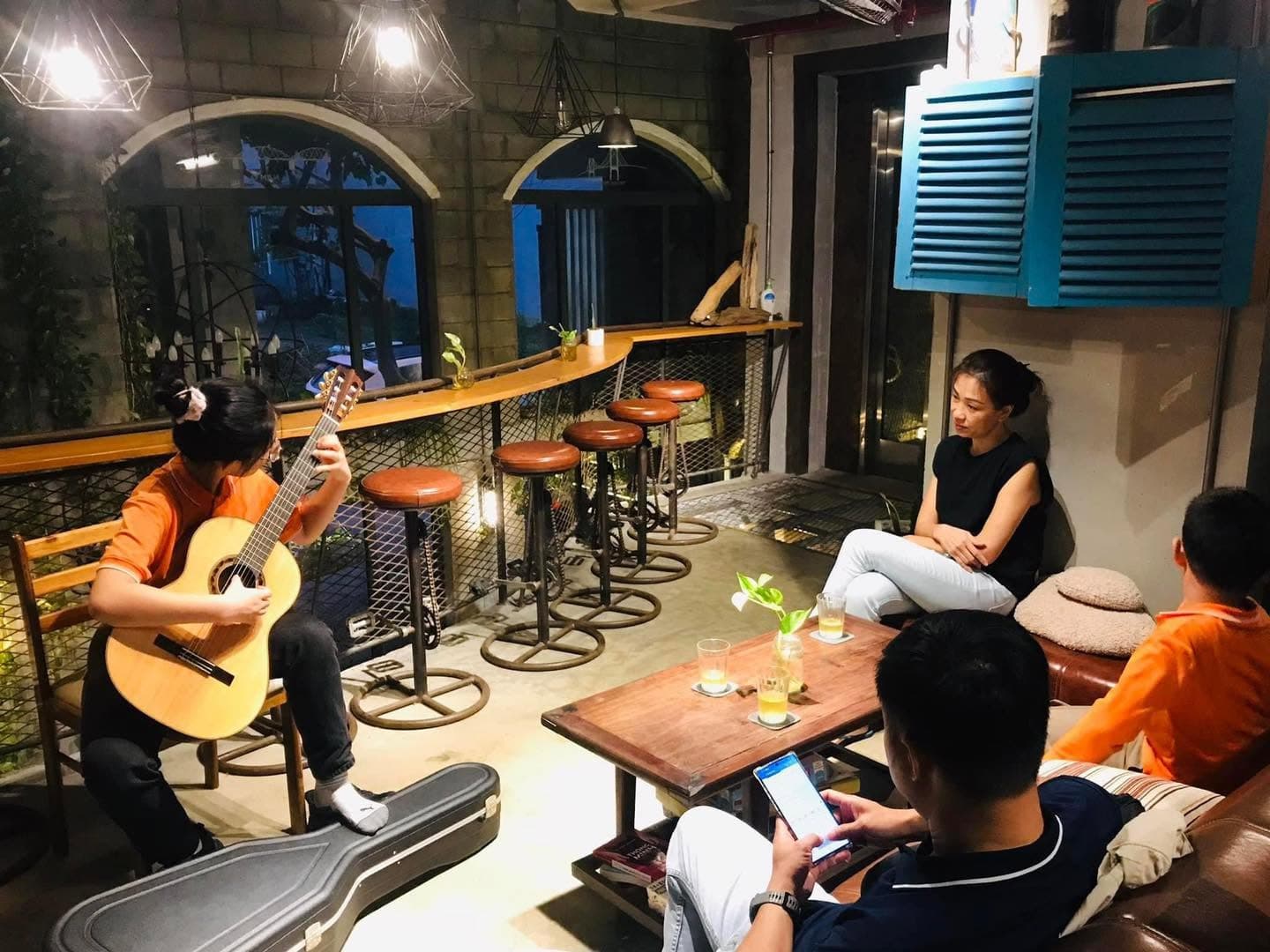 Những khoảnh khắc dễ thương từ buổi sound check của Danang Guitar Conc (2 of 7)