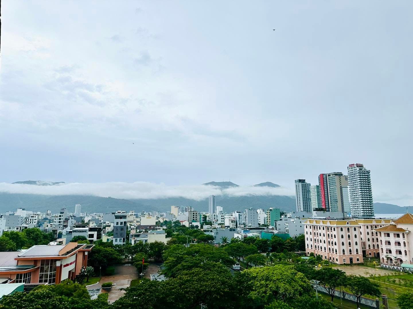 Nhìn thẳng thấy biển xanh, nhìn sang trái thấy mây bay trên đỉnh Sơn T
