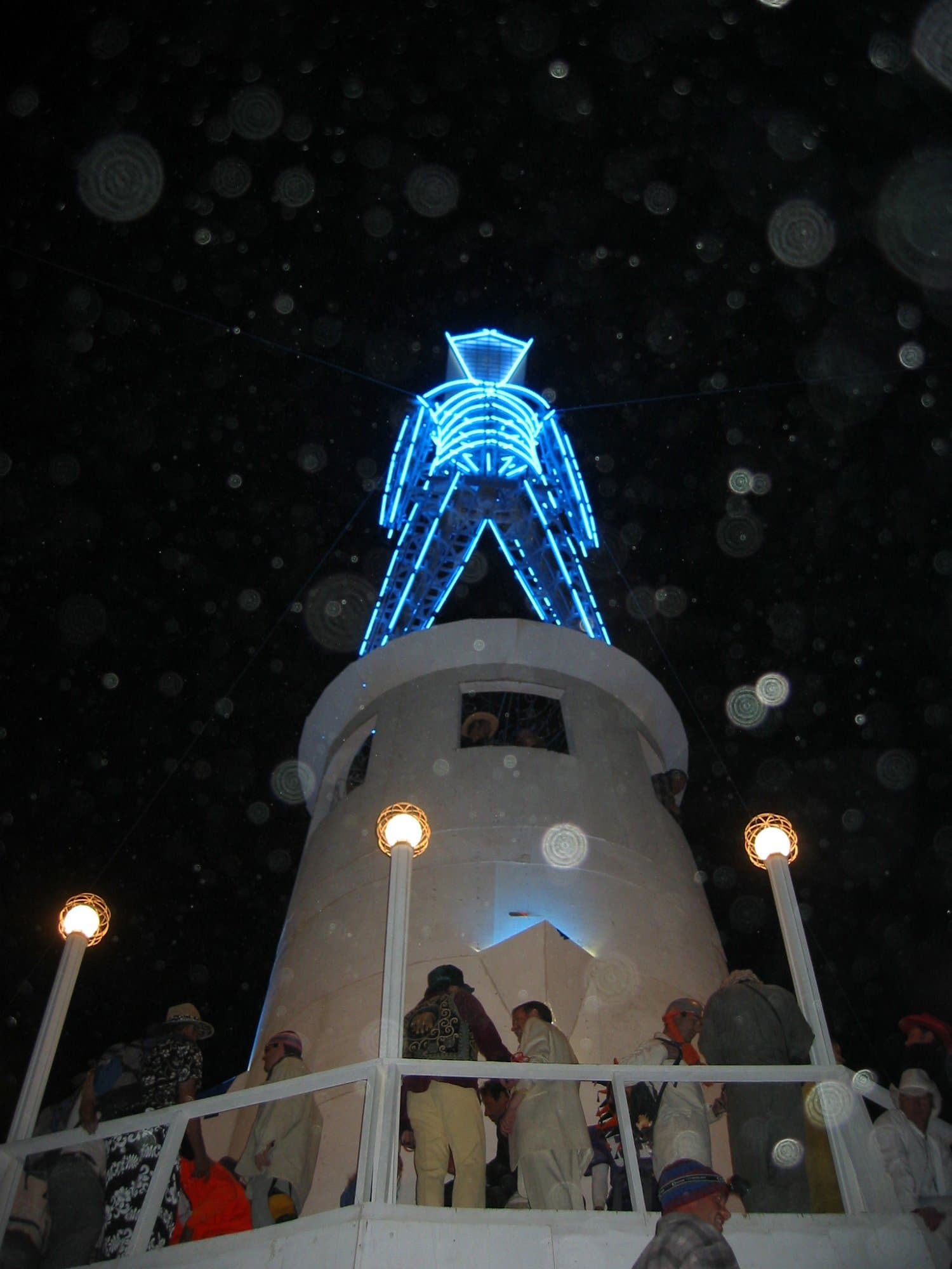 The lighthouse Man over the crowd · 2/3