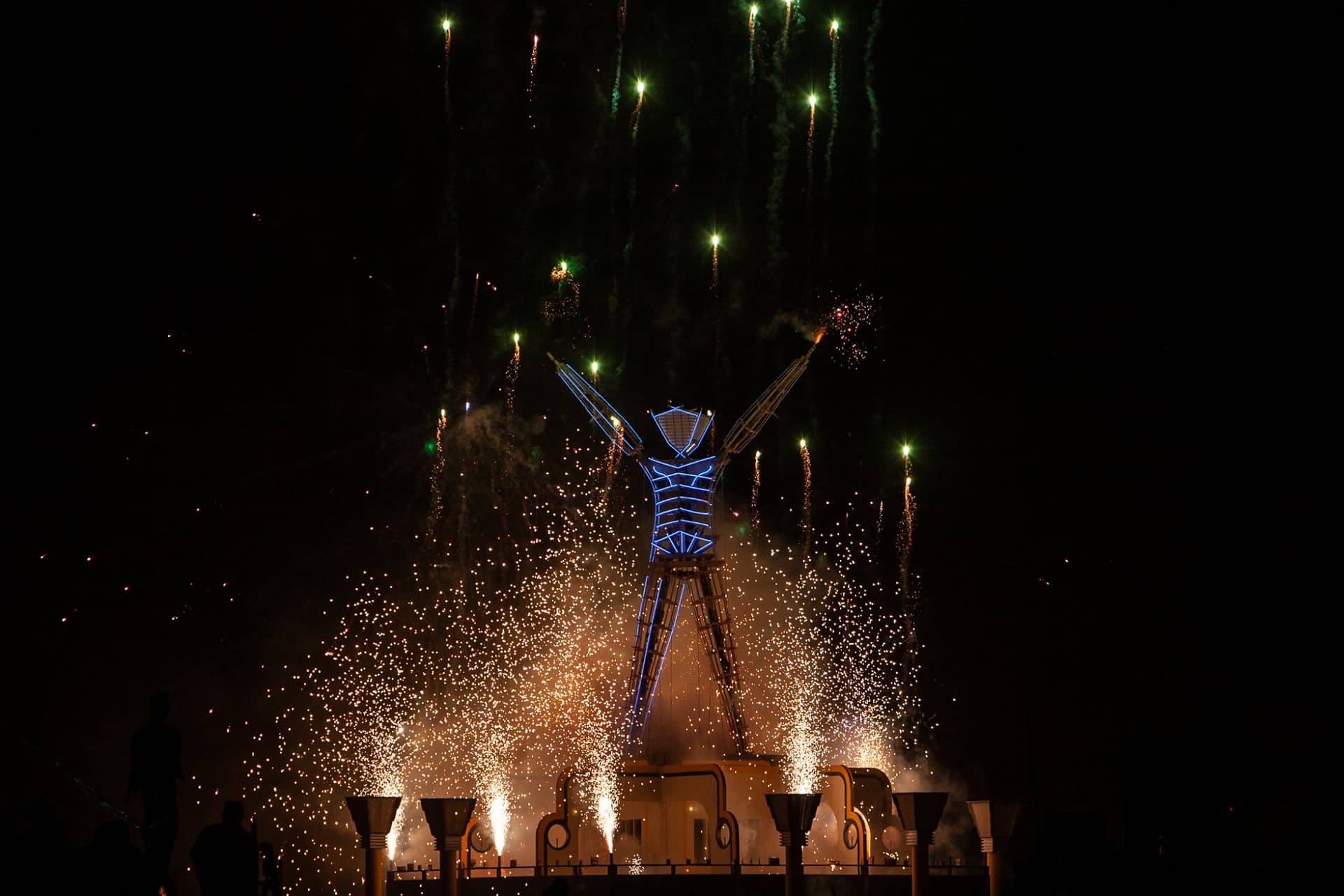 The Man burns with fireworks, 2006 · 25/33