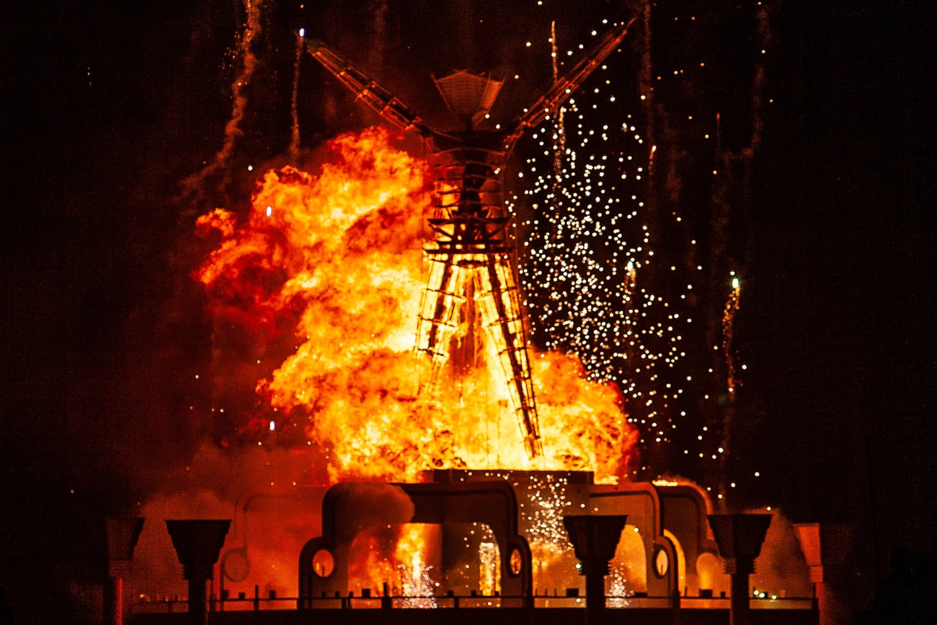 Fireworks over the burning Man, 2006 · 14/20