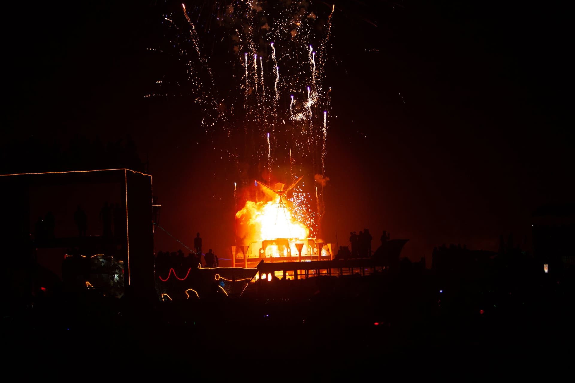 Fireworks over the burning Man, 2006 · 18/20