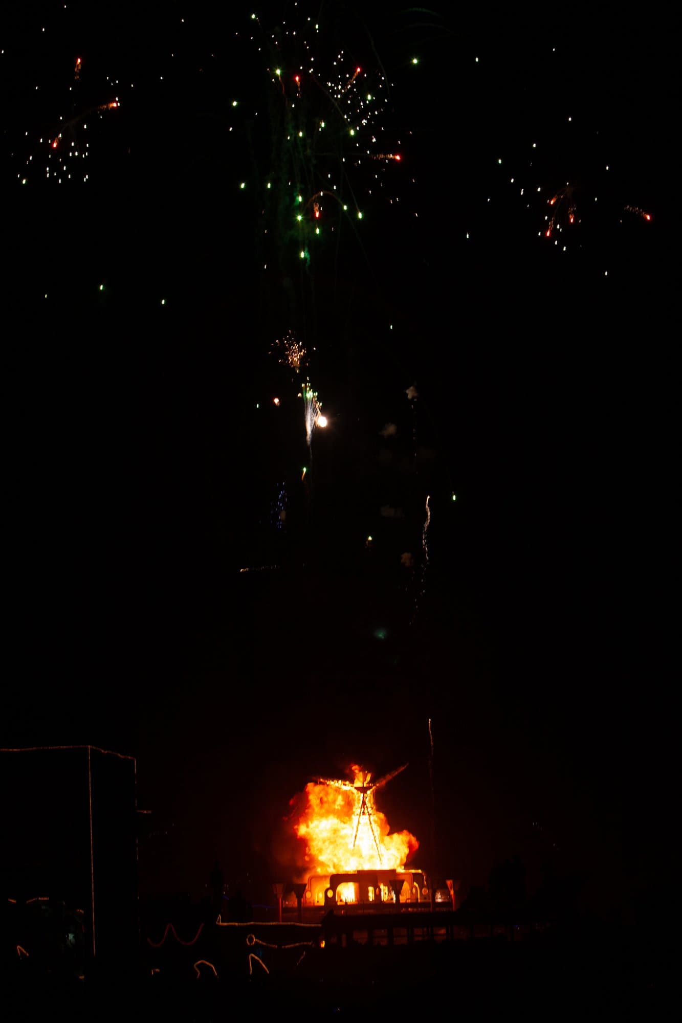 The Pavilion burns, 2006 · 13/80