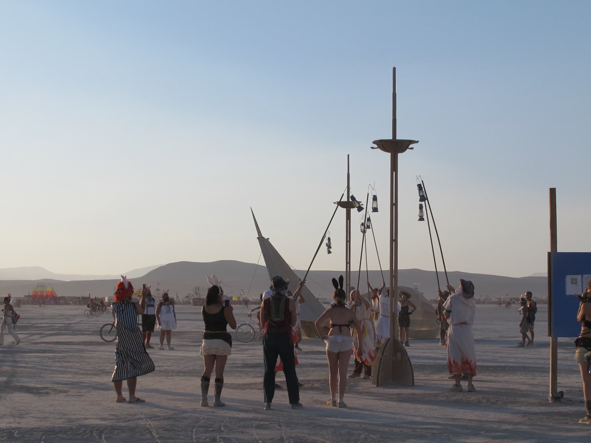 The pole procession · 3/6