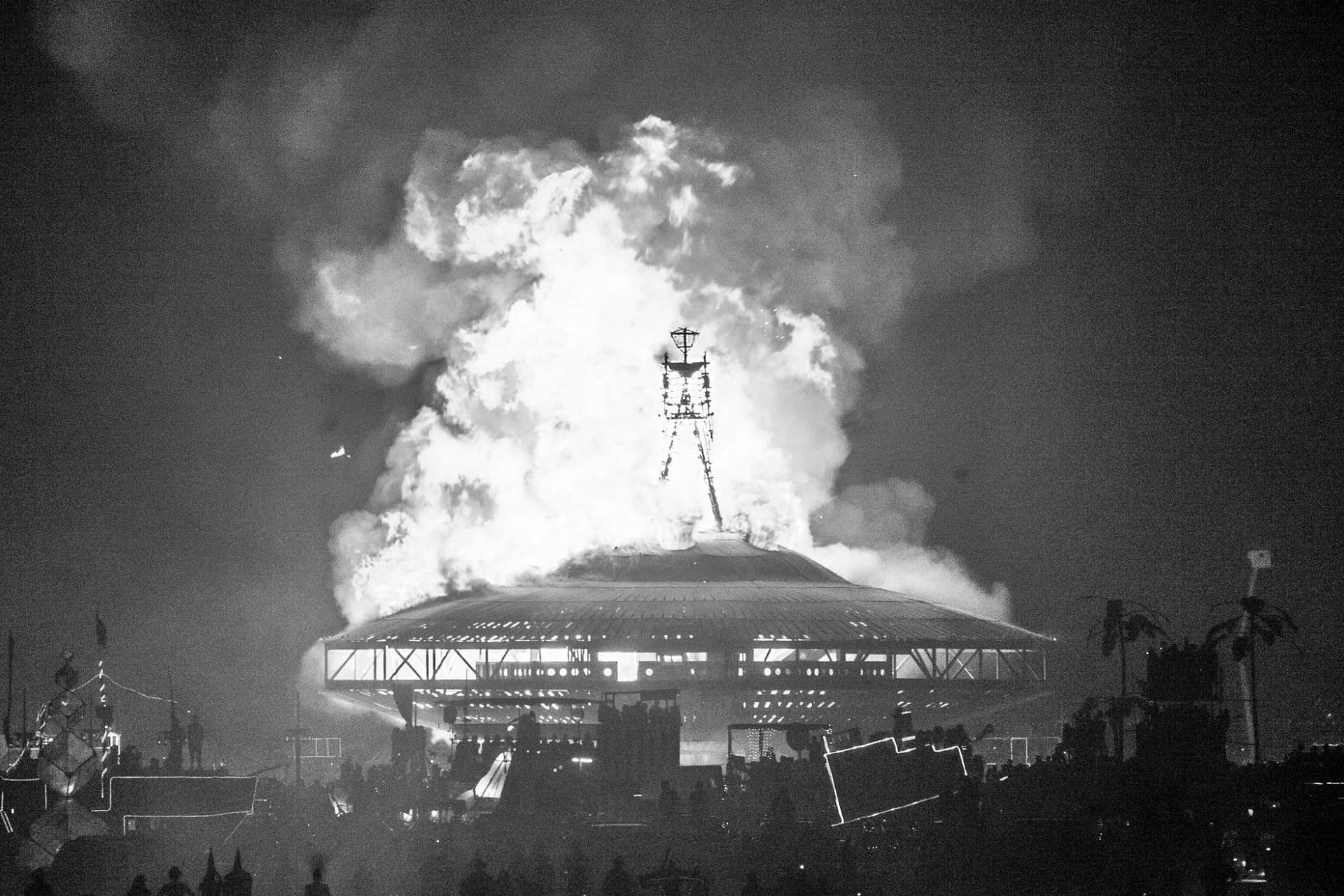 The saucer ablaze · 2/7
