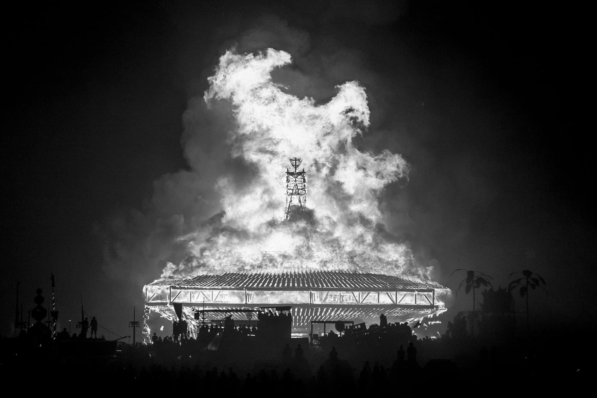 The saucer ablaze · 6/7