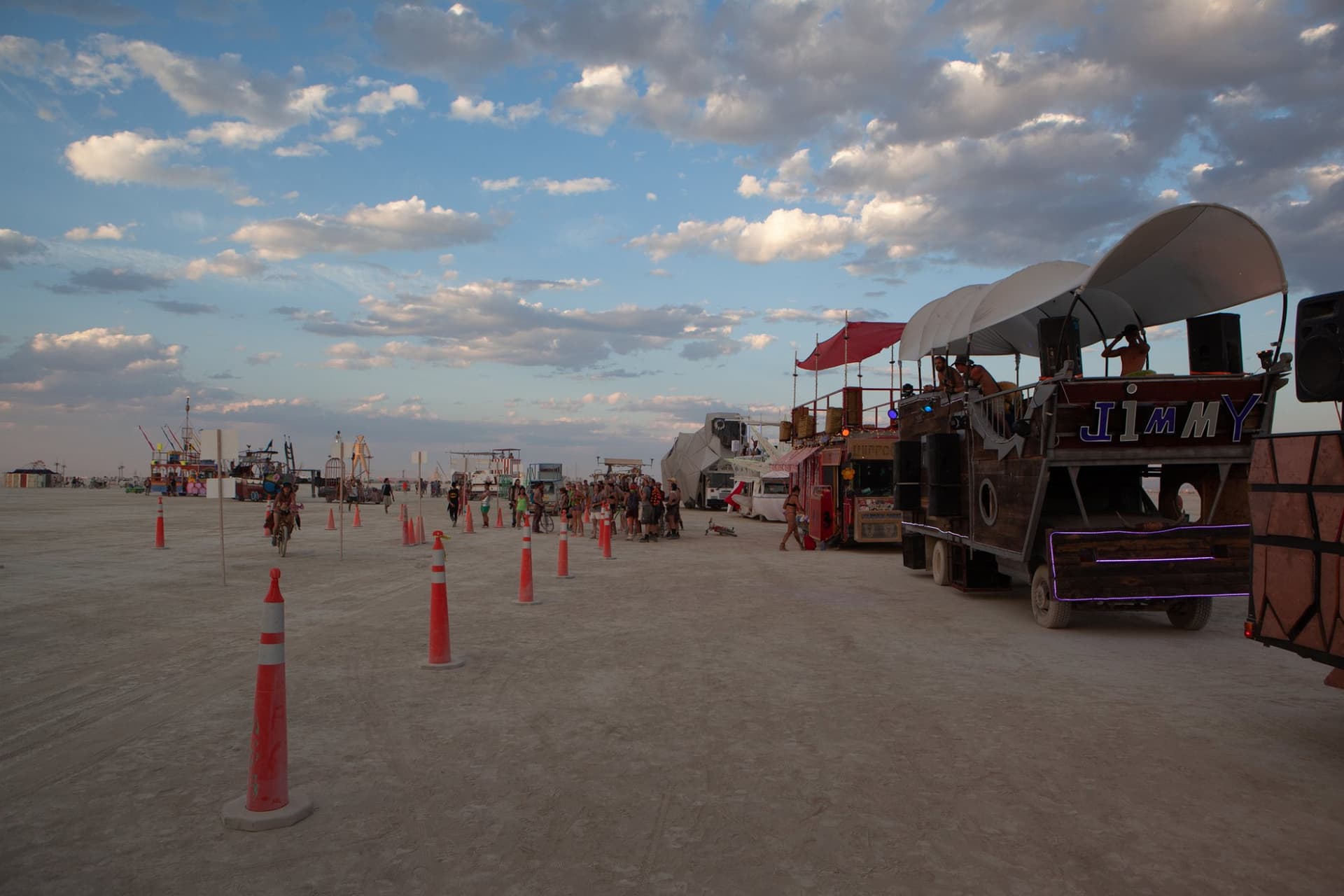 The art-car fleet, day · 19/20