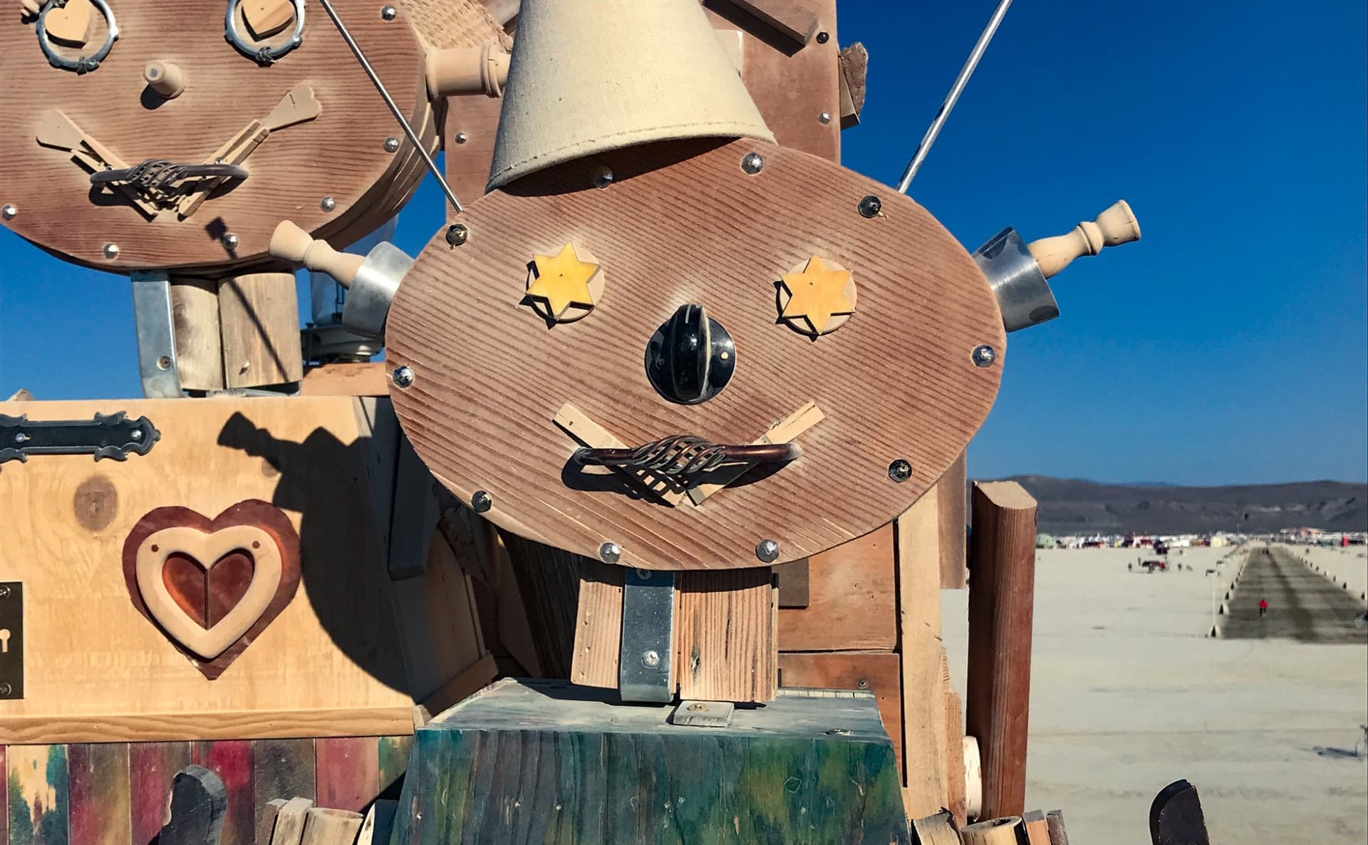 The robot sculptures · 14/17