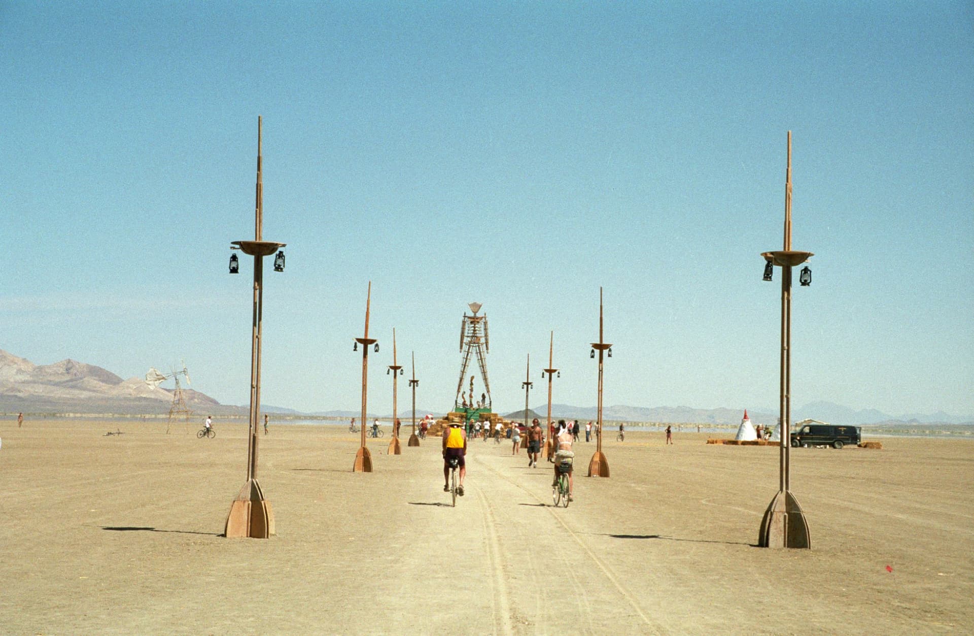 The lamppost boulevard · 1/6