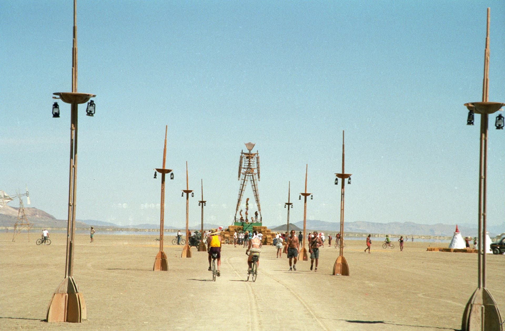 The lamppost boulevard · 2/6