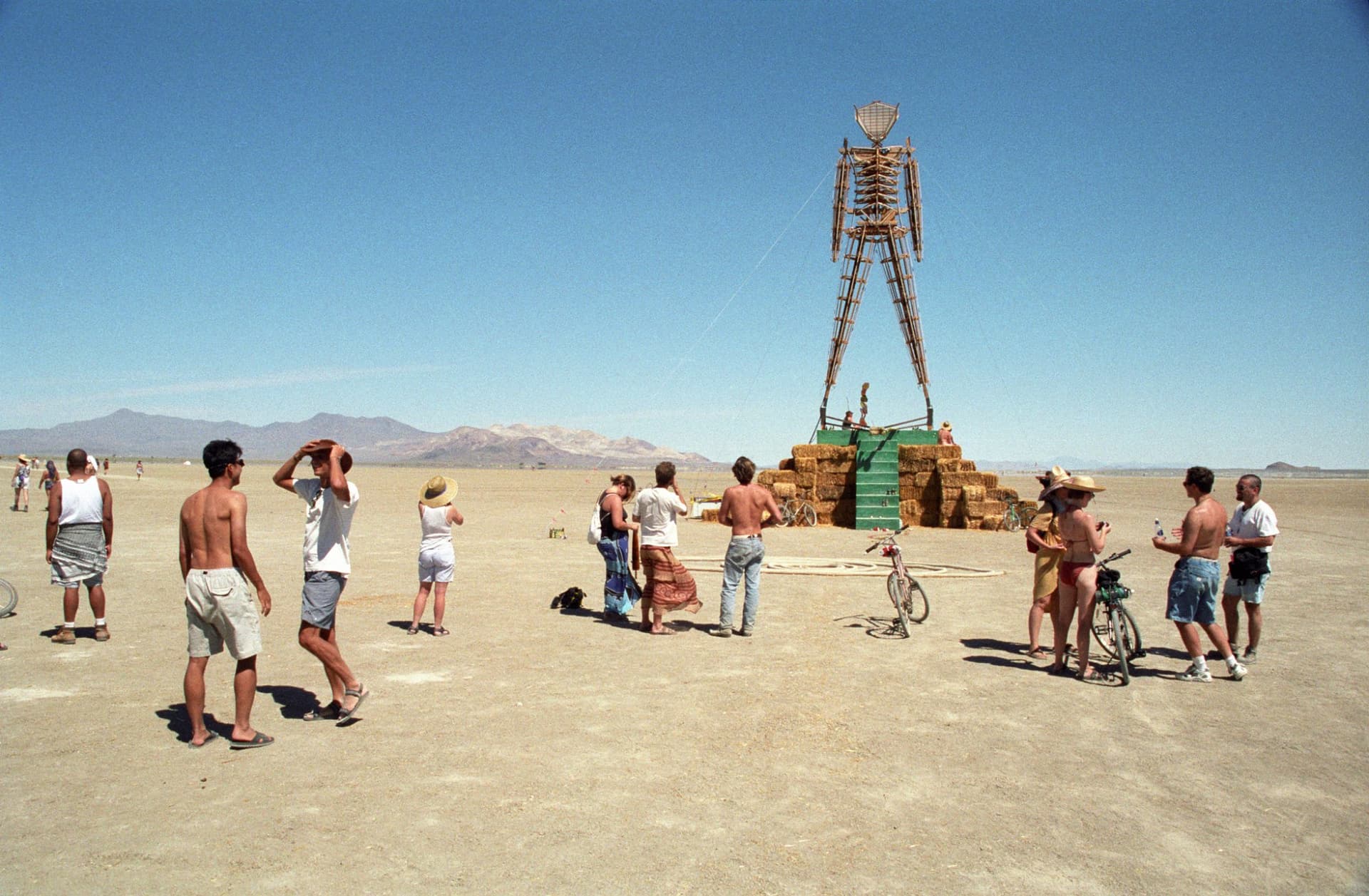 The Man on the hay platform, crowd · 1/2
