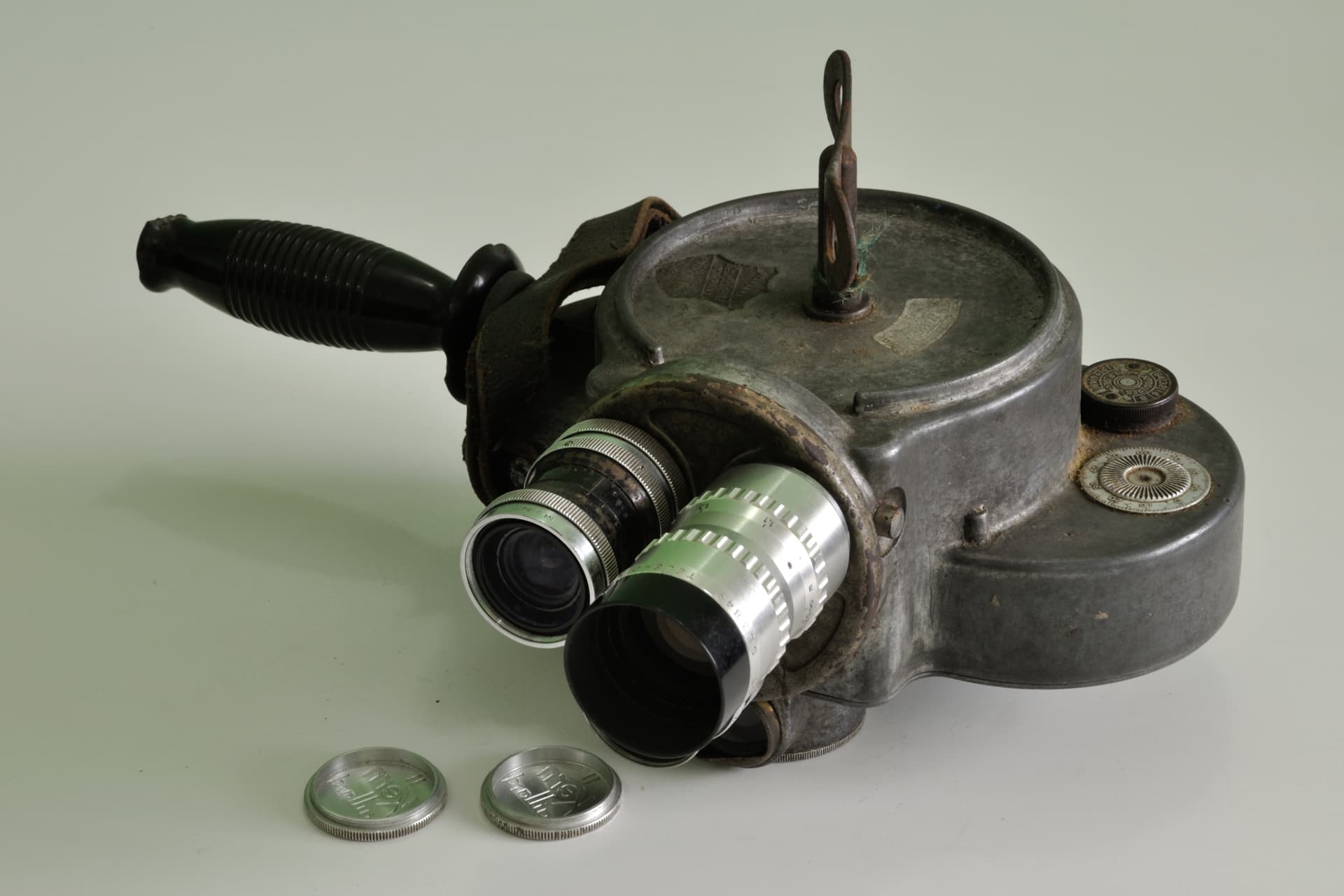 16mm movie camera (1930) (1 of 4)