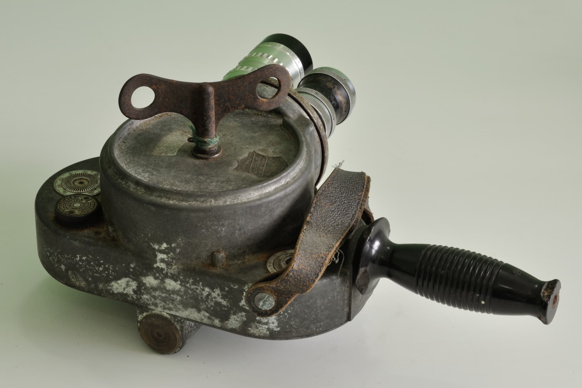 16mm movie camera (1930) (2 of 4)