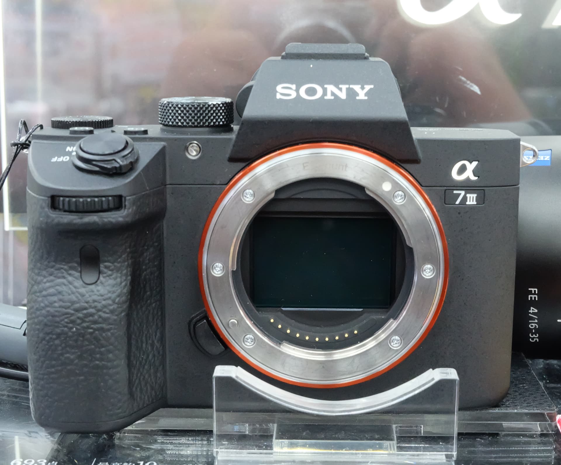 A mirrorless camera (2018) (4 of 4)
