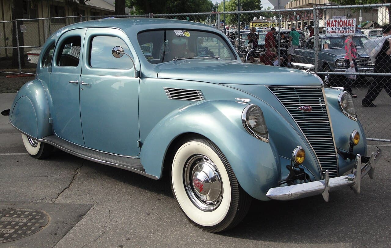 Lincoln Zephyr - Streamline Modern