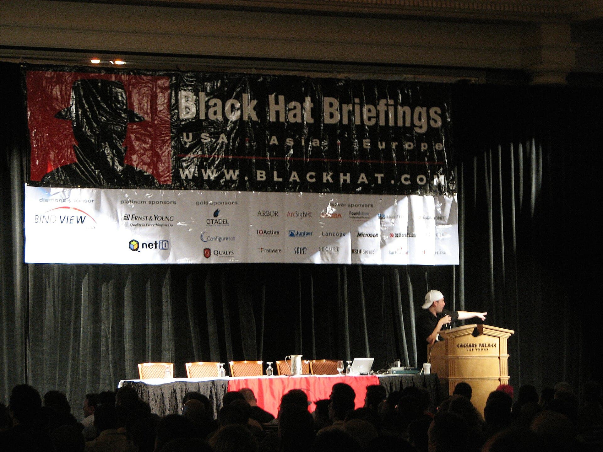 Michael Lynn presenting the Cisco IOS flaw, Black Hat 2005