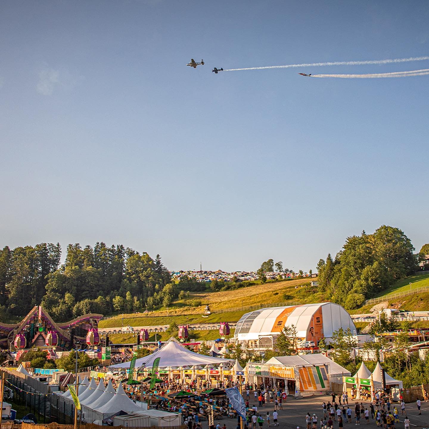 What an amazing flight show! 4 Planes from @theflyingbulls did some spectacular (2/3)