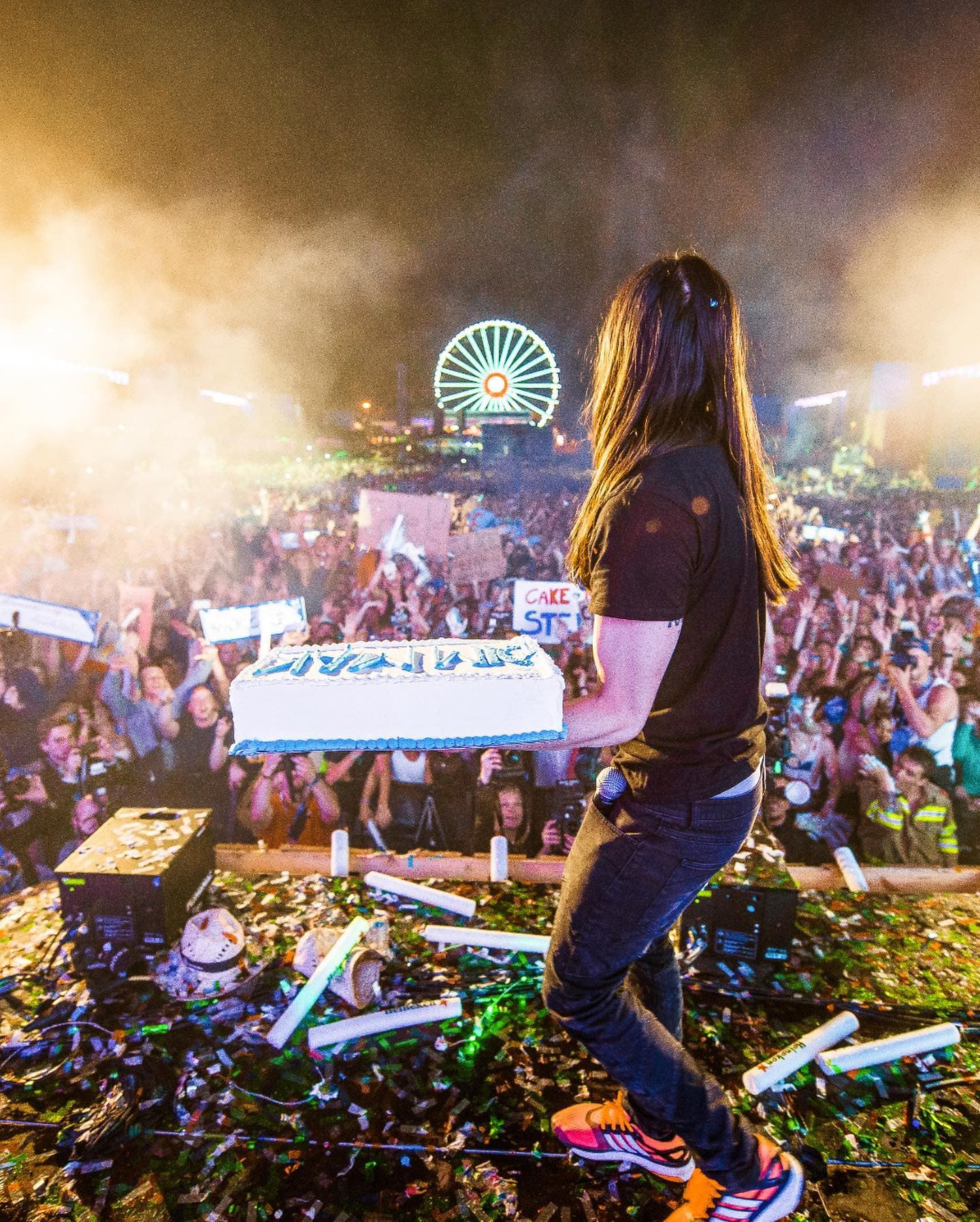 Who wants to be caked by @steveaoki? ππ»ββοΈπ (1/2)