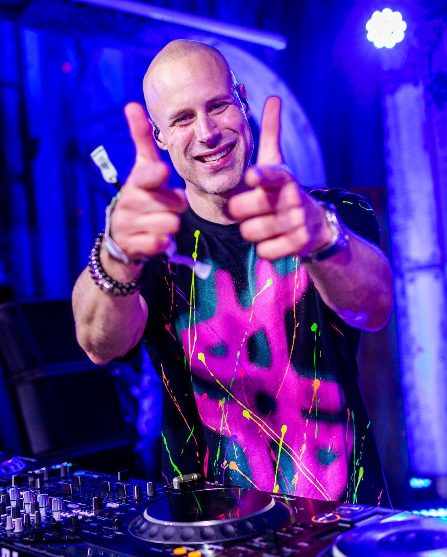 Ran-D premiering this year‘s @shutdownfestivalaut anthem during his legendary pe (1/2)