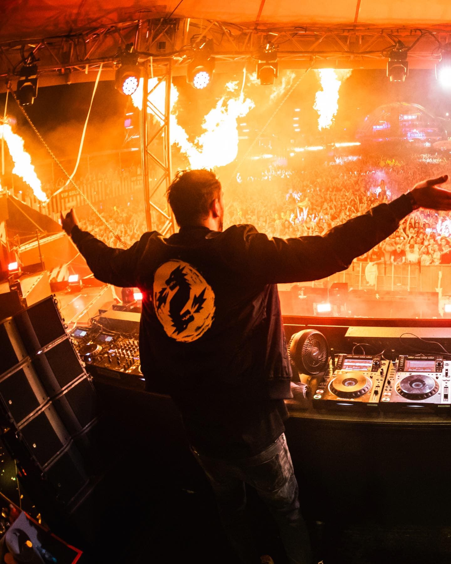 There's nothing like THIS feeling ❤️🔥 Pure happiness in people's faces, flames (4/5)